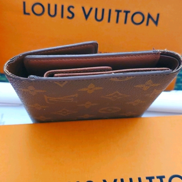 Louis Vuitton Midsize Wallet - Picture 10 of 17